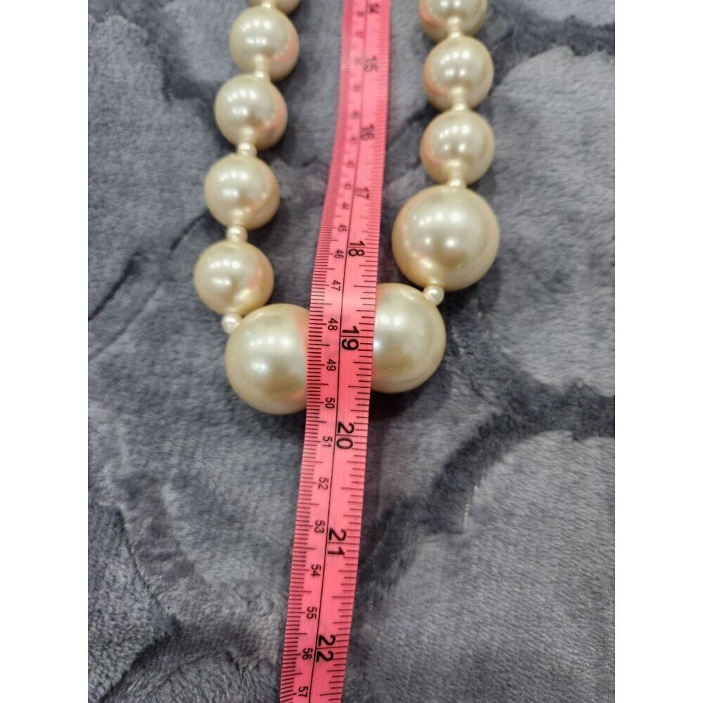 Vintage-Inspired Faux Pearl Strand Elegant Statement Necklace with Graduated Bea - Picture 6 of 6